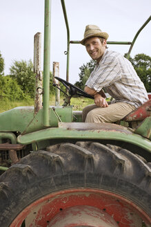 Porträt eines Landwirts auf einem Traktor - BMF00502