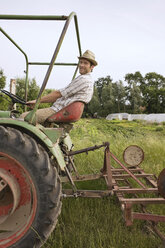 Landwirt auf Traktor pflügt Feld - BMF00501