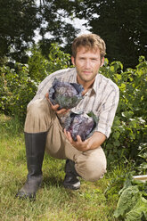 Mann mit Rotkohl in der Hand, Porträt - BMF00464