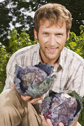 Man holding red cabbage, portrait - BMF00463