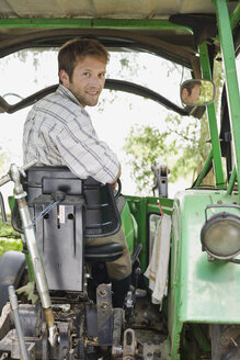 Landwirt auf Traktor sitzend - BMF00434
