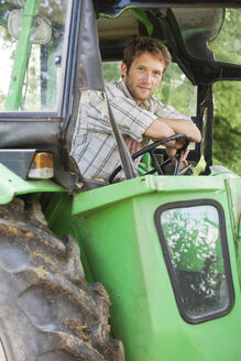 Landwirt auf Traktor sitzend - BMF00433
