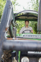 Landwirt im Traktor sitzend - BMF00430