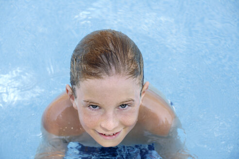 Junge (10-11) im Schwimmbad, Porträt, Blick von oben - TCF00950