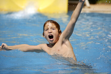 Junge (10-11) beim Herumalbern im Schwimmbad - TCF00946