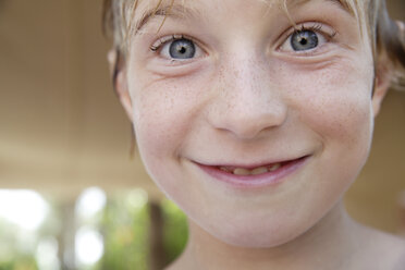 Junge (10-11) lächelnd, Porträt - TCF00944