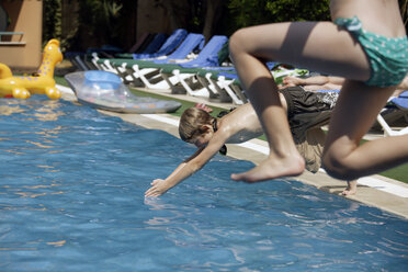 Kinder (10-11) springen ins Schwimmbad - TCF00939