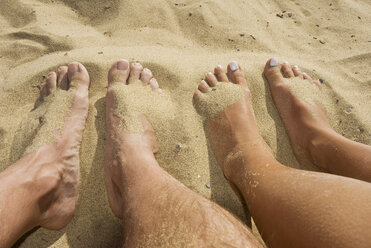 Spain, Lanzarote, Feet on sand, elevated view - UMF00224