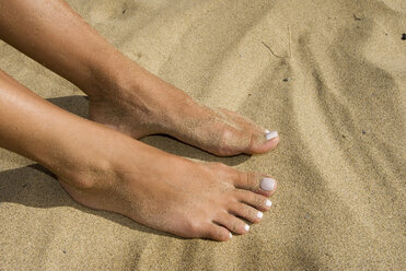 Spain, Lanzarote, Feet on sand, elevated view - UMF00220