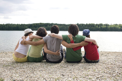 Deutschland, Leipzig, Ammelshainer See, Fünf Personen, die am See stehen - WESTF09494