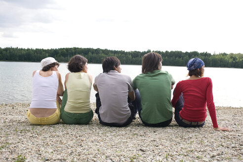 Deutschland, Leipzig, Ammelshainer See, Fünf Personen sitzen am See - WESTF09493