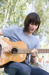 Junger Mann spielt Gitarre, Porträt - WESTF09467