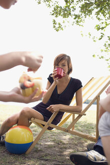 Deutschland, Leipzig, Ammelshainer See, Freunde beim Picknick am See - WESTF09453