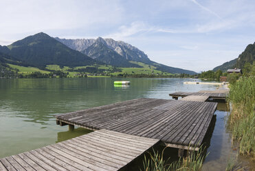 Österreich, Tirol, Walchsee, Uferpromenade - UMF00244