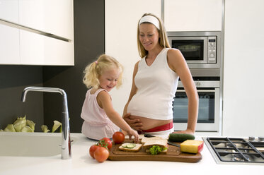 Schwangere Mutter und Tochter (3-4) in der Küche - WESTF10072