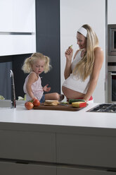 Schwangere Mutter und Tochter (3-4) in der Küche - WESTF10069