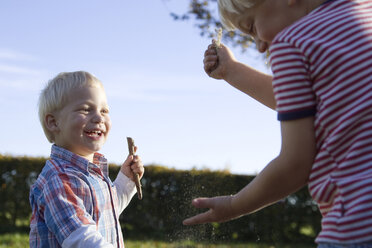 Zwei kleine Jungen ( 2-3) (4-5) spielen mit Sand - SMO00258