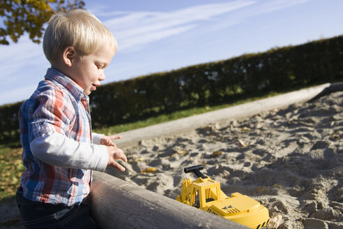 Kleiner Junge (2-3) spielt im Sandkasten - SMO00254
