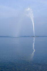 Deutschland, Friedrichshafen, Springbrunnen am Bodensee - SMF00398