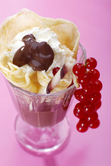 Crepes with whipped cream, chocolate sauce and red currants, close-zo - SCF00319