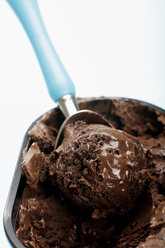 Scoop of chocolate ice cream on ice cream scoop, close-up - SCF00311