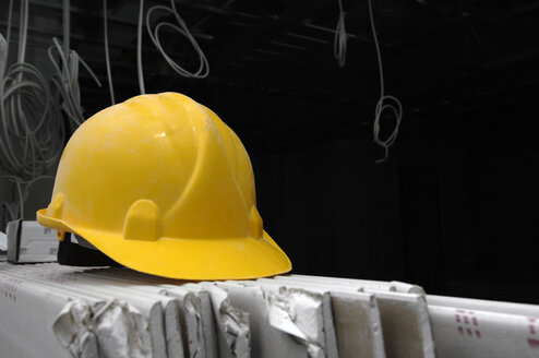 Hard hat on construction site, close-up - 00482LR-U