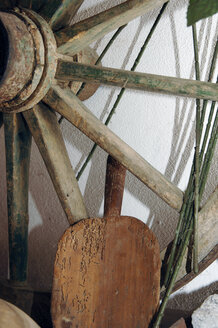 Wagon wheel and wooden shovel, close-up - 00462LR-U