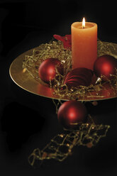 Weihnachtsdekoration, Christbaumkugeln und Kerzenlicht - 00461LR-U