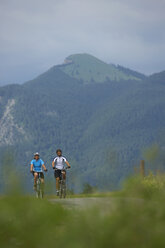 Deutschland, Bayern, Walchensee, Pärchen-Mountainbiking - MRF01119