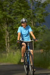 Deutschland, Bayern, Walchensee, Frau beim Mountainbiken - MRF01117