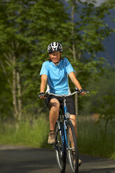 Germany, Bavaria, Walchensee, Woman mountain biking - MRF01117