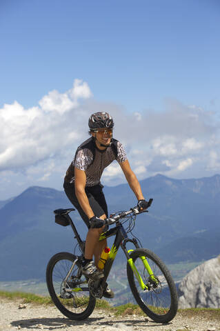 Deutschland, Bayern, Karwendel, Man Mountainbiking, lizenzfreies Stockfoto