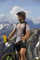 Germany, Bavaria, Karwendel, Man with mountain bike and water bottle - MRF01095