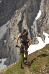 Deutschland, Bayern, Karwendel, Man Mountainbiking - MRF01092