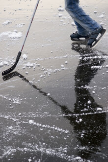 Person spielt Eishockey auf gefrorenem See - AWDF00295