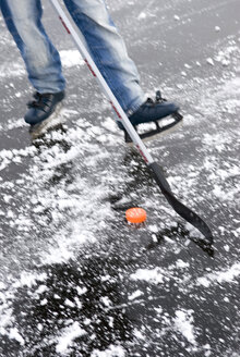 Person spielt Eishockey auf gefrorenem See - AWDF00293