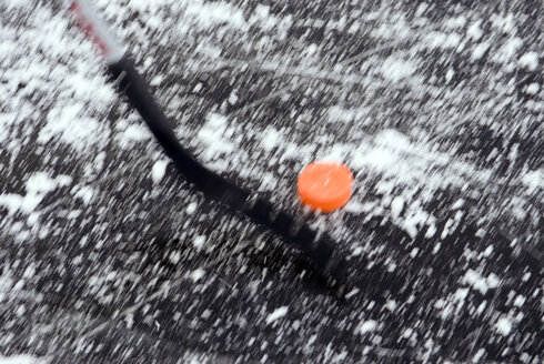 Eishockeyschläger und Puck auf zugefrorenem See, Blick von oben - AWDF00290