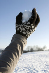 Menschliche Hand hält Schneeball, Nahaufnahme - AWDF00279