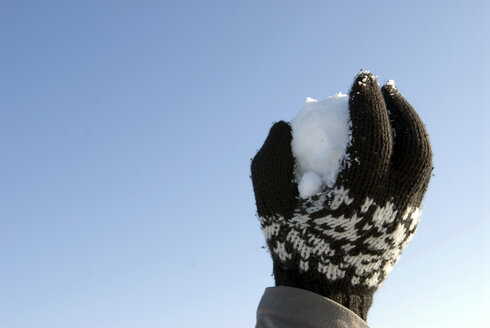 Menschliche Hand hält Schneeball, Nahaufnahme - AWDF00278