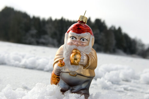 Weihnachtsbaumschmuck, Gartenzwerg stehend auf Schnee, Nahaufnahme - AWDF00260
