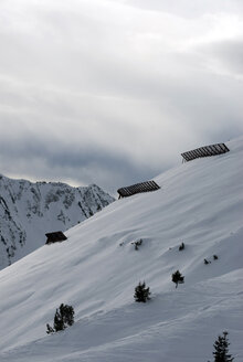 Österreich, Kleinwalsertal, Berghang mit Schneeverwehungen - AWDF00257