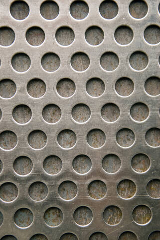 Perforierter Stahl (Vollbild), Nahaufnahme, lizenzfreies Stockfoto