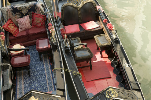 Italien, Venedig, Zwei Gondeln, Sitze, Blick von oben - AWDF00211