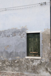 Italien, Venedig, Hauswand, Fenster mit Holzfensterläden - AWDF00206