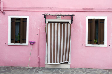 Italien, Venedig, Gebäude in Rosa, Badetuch in der Tür - AWDF00205