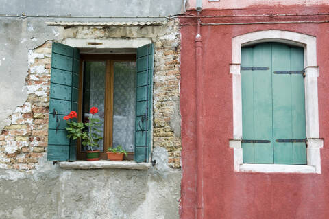 Italien, Venedig, Geranie auf der Fensterbank, lizenzfreies Stockfoto