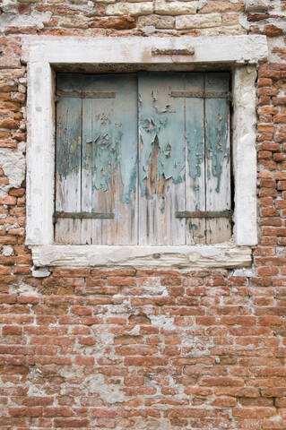 Italien, Venedig, Alte Backsteinmauer, Fenster, geschlossene Fensterläden, lizenzfreies Stockfoto