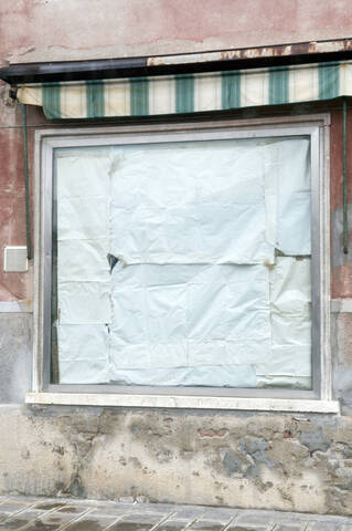 Italien, Venedig, Schaufenster mit Papier verkleidet, lizenzfreies Stockfoto