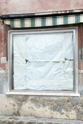 Italien, Venedig, Schaufenster mit Papier verkleidet - AWDF00199