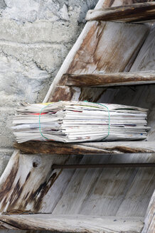 Zeitungsstapel auf Holztreppe, Nahaufnahme - AWDF00153